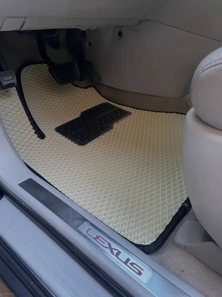 Covoraș EVA bej cu margine neagră într-un Lexus